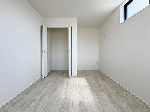 2号棟【居室4.3帖】昨今のトレンドになりつつあるのが、広過ぎず、快適すぎない子ども部屋。勉強と寝るだけの部屋にすることで閉じこもりがなくなり、リビングで過ごす時間が増えると言われています。…