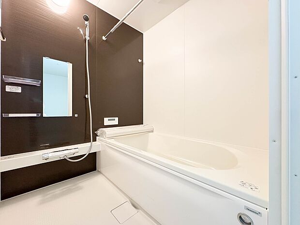 2号棟【浴室】1日の疲れを癒すバスルームは、心地よいリラックスを叶える清潔感溢れる美しい空間。