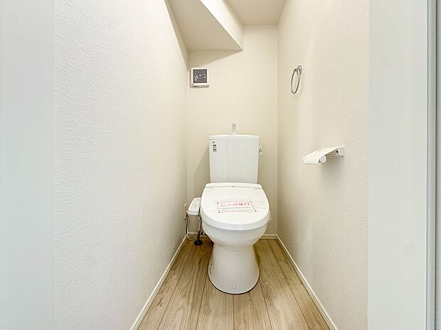 2号棟【トイレ】トイレ・ウォシュレット付。快適で衛生的な洗浄機能付温水シャワートイレです。