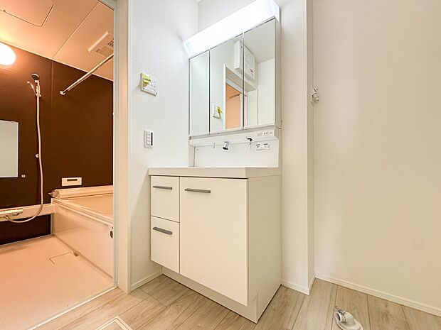 2号棟【洗面台】 十分な大きさの洗面台は、身だしなみチェックや歯磨きなど、朝の慌ただしい時間でもホテルライクなスペースで余裕とゆとりを感じて頂けます。