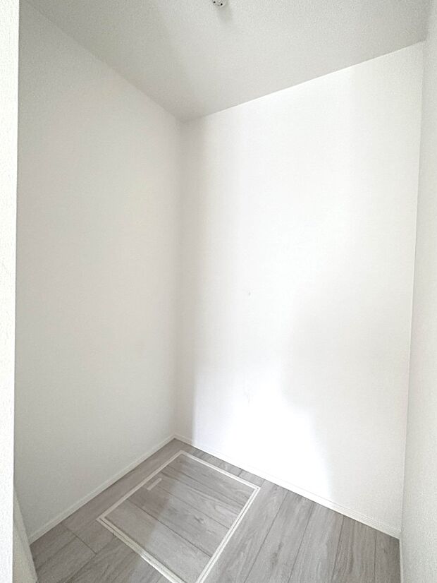 WICのメリットの1つ目は、1箇所にまとめて収納が出来ること。2つ目は、衣替えが必要ないこと。3つ目は、扉が少なくなり室内がスッキリ見えること。