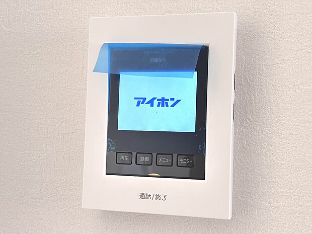 【TVモニター付インターホン】来訪者の様子を室内TVモニターでチェック。対応したくないセールスを断りやすく、子どもに留守番をさせるときも安心。不在時の来訪者を録画でき、犯罪抑止効果も期待でき…