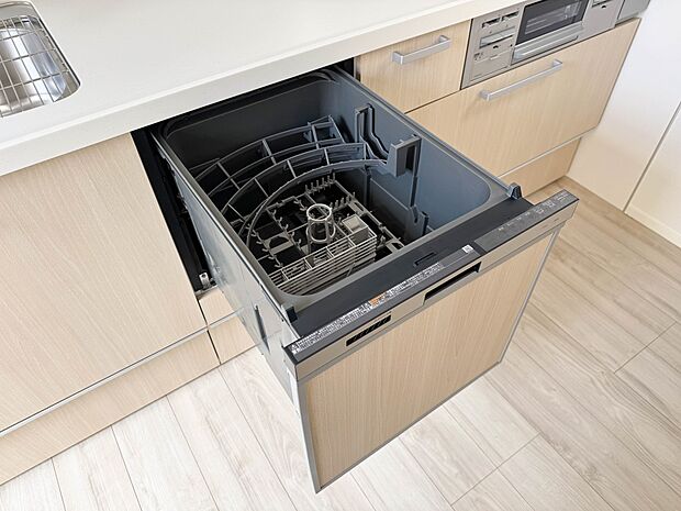 【ビルトイン食器洗浄乾燥機】食器洗いのわずらわしさから開放してくれる嬉しい設備。後片付けの手間を減らし奥様の時間を有効活用できます。お湯と洗剤を使う機会が少なくなるため、手荒れ防止にも。