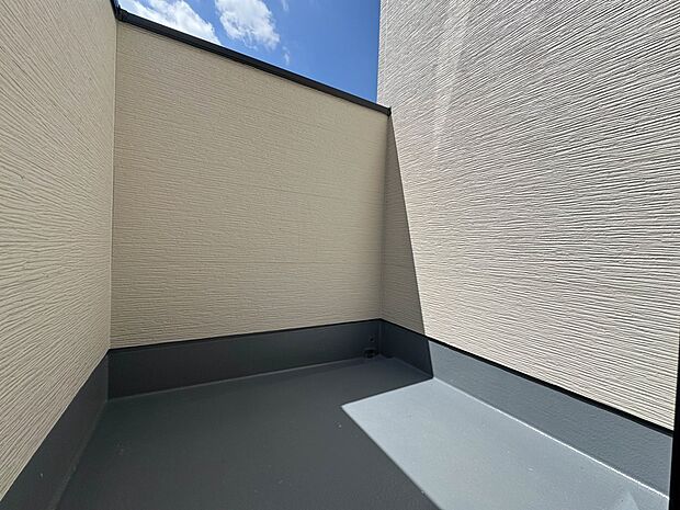 2号棟【バルコニー】  朝の澄んだ空気や、夕方に吹く清々しい風を五感で感じられるバルコニー。屋外にあって、住まいの中でも本当の自然を感じられるスペースです。