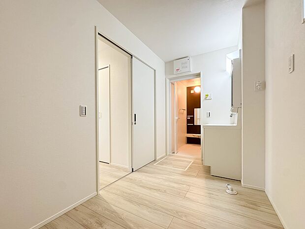 2号棟【ランドリースペース】毎日使う洗濯機。しっかりと奥行きのある置き場が確保されています。