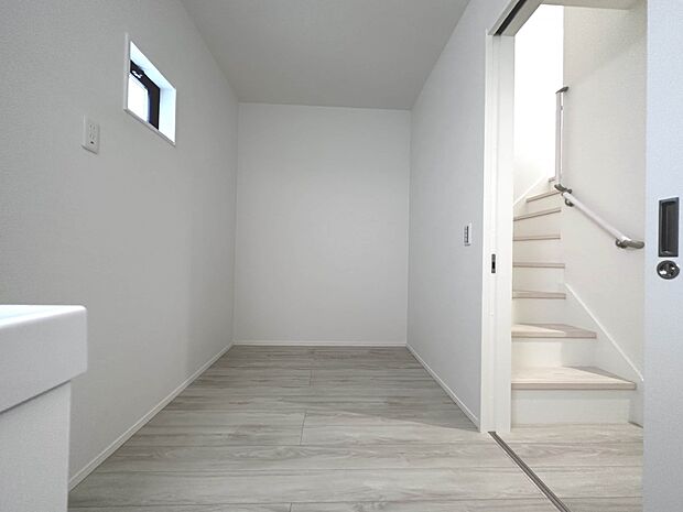 【脱衣所】洗面所は小さなプライベートスペース。歯磨き、洗顔と毎日施す個人空間。