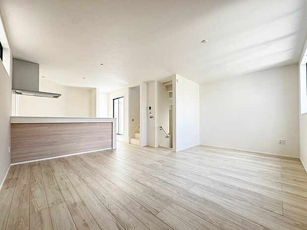 LDK【LDK17.4帖】シンプルなデザインの家は風情がある。住む人のこだわりを感じる。外観も内装もいたってシンプル。居心地がよく、家事や趣味、子育てなどにも集中できる。家も人間も熟成するほ…