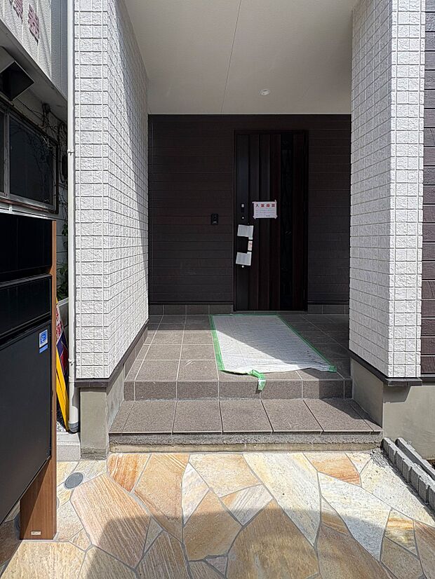 【玄関】玄関はおうちの顔と言われます。玄関アプローチは、外観デザインの印象を左右します。ご家族の個性を出しながら、素敵な玄関でお客様をお迎えしてください。