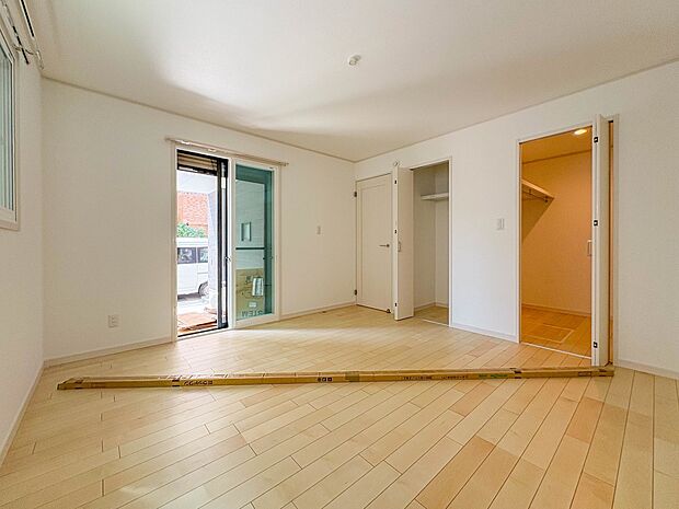 【寝室8帖】シンプルな内装はおしゃれのポイントです。シンプルは華美より飽きがこないからです。色や模様でおしゃれ感をだす。それがシンプルイズビューティーです。