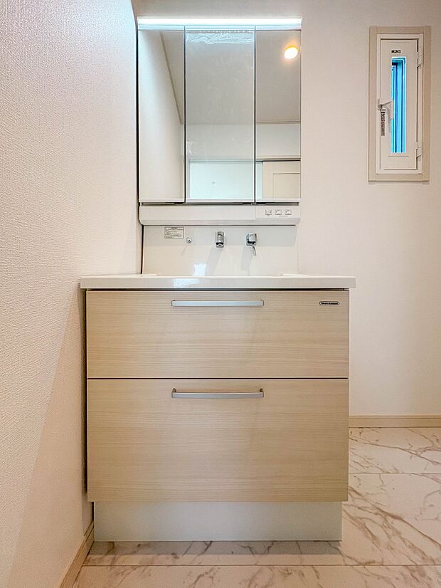 【洗面台】 十分な大きさの洗面台は、身だしなみチェックや歯磨きなど、朝の慌ただしい時間でもホテルライクなスペースで余裕とゆとりを感じて頂けます。