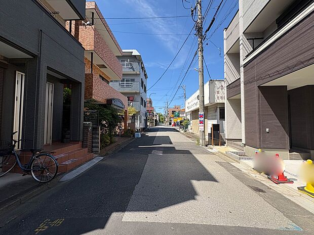 【前面道路】陽当りや通風性など各所に施された工夫で住みやすさを実現。部屋の大きさや周辺環境・街並など、資料には掲載していない情報が現地にはたくさんございます。是非ご確認下さい。