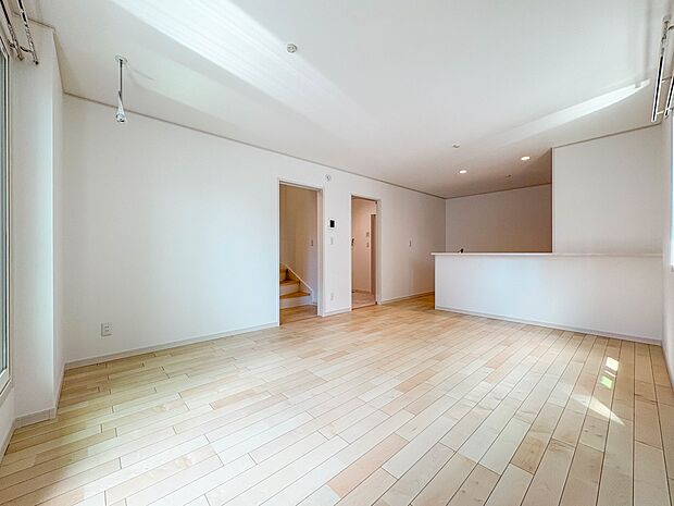 【LDK16帖】爽やかな日差しが差し込む明るいリビングです。