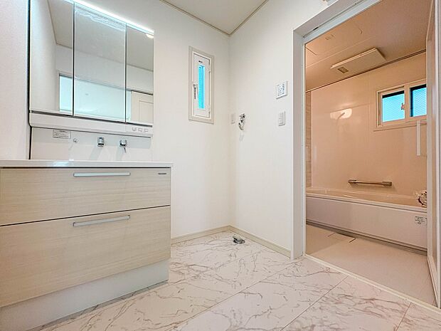 【脱衣所】洗面所は小さなプライベートスペース。歯磨き、洗顔と毎日施す個人空間。