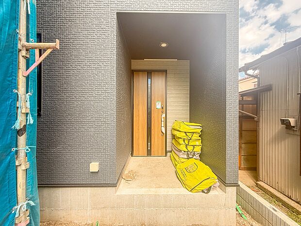 2号棟【玄関】玄関はおうちの顔と言われます。玄関アプローチは、外観デザインの印象を左右します。ご家族の個性を出しながら、素敵な玄関でお客様をお迎えしてください。