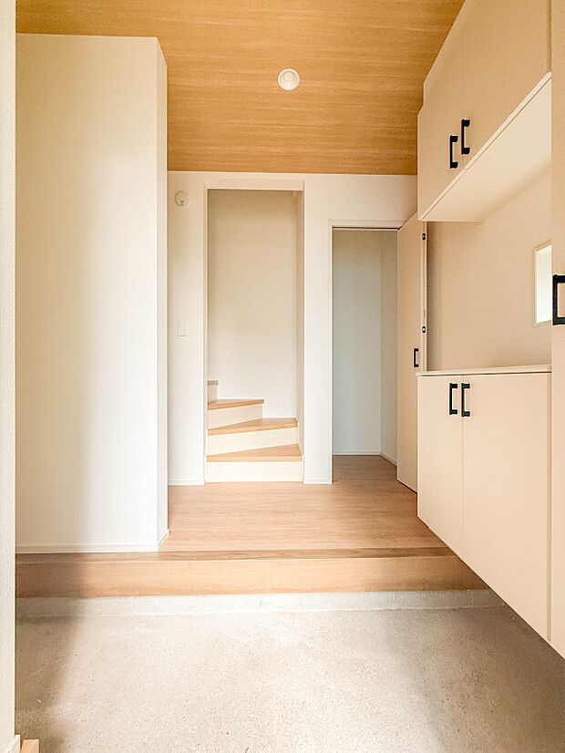 2号棟【玄関】玄関はおうちの顔と言われます。玄関アプローチは、外観デザインの印象を左右します。ご家族の個性を出しながら、素敵な玄関でお客様をお迎えしてください。