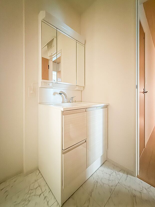 2号棟【洗面台】 十分な大きさの洗面台は、身だしなみチェックや歯磨きなど、朝の慌ただしい時間でもホテルライクなスペースで余裕とゆとりを感じて頂けます。