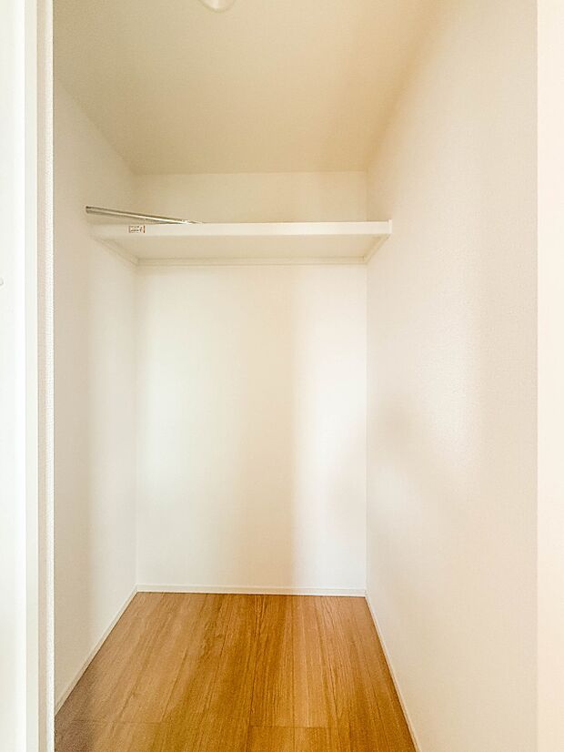 2号棟【WIC（ウォークインクローゼット）】  たくさんの洋服をかけてもシワになりにくいウォークインクローゼット。洋服以外にも、普段使わない家電やスーツケース、ストック品など何でも片付く嬉し…