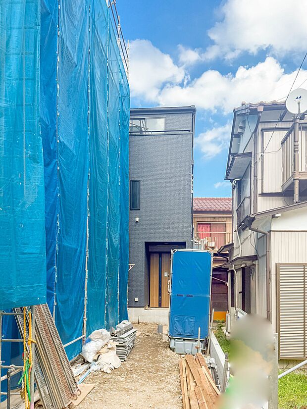 2号棟【外観】こちらの物件が少しでも気になるようでしたら、お気軽にお問合せください。人生でいちばん大きなお買い物ですので、ゆっくりご見学ください。ネット上の画像と実際の見学では、リアル感がま…