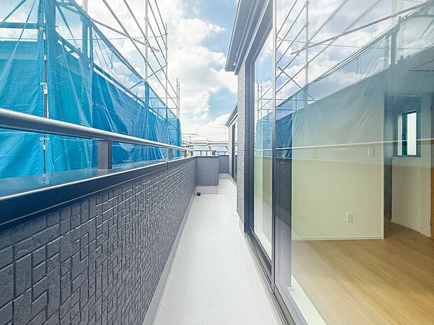 2号棟【バルコニー】  バルコニーから差し込む陽光・通風は、住環境・快適性と共に有り続ける貴重な「財産」です。