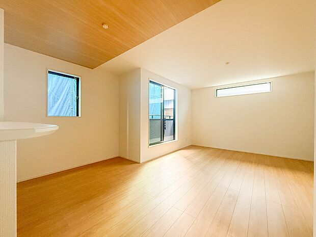 2号棟【LDK17.12帖】 リビングにいるお子様と会話をしながら家事ができるカウンターキッチン。いま手があいているか、忙しそうなのか相手の様子を伺いながらコミュニケーションをとる訓練にもな…