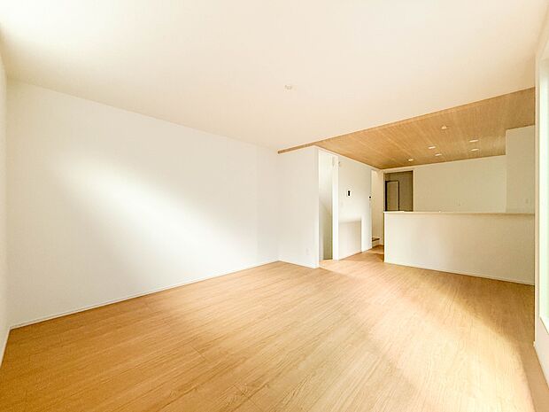 2号棟【LDK17.12帖】忙しい朝でも家族揃って食事をしたいゆとりあるダイニングスペース。