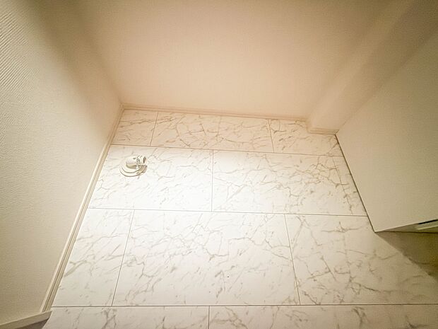 2号棟【ランドリースペース】毎日使う洗濯機。しっかりと奥行きのある置き場が確保されています。