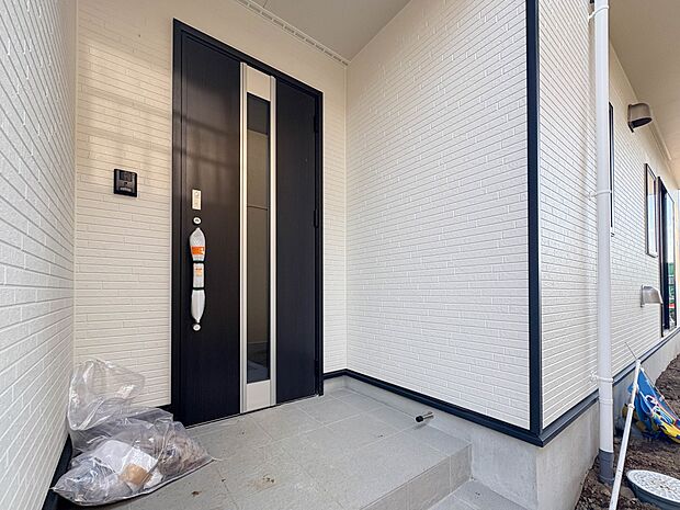 【玄関】家の顔となる玄関は、高いデザイン性が求められます。高級感と断熱性、防犯性に優れた玄関ドアを標準装備。ピッキング対策のセキュリティサムターン等、防犯に考慮しました。