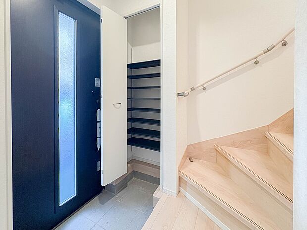 【玄関】玄関はおうちの顔と言われます。玄関アプローチは、外観デザインの印象を左右します。ご家族の個性を出しながら、素敵な玄関でお客様をお迎えしてください。