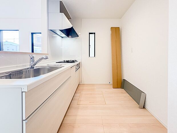 【キッチン】ナチュラルな自然光の中での調理。会話が弾む対面型キッチン。お洒落な食器類を余裕で収納できるスペース。動きやすい女性目線のキッチン動線。これからはお料理をつくる時間が劇的に変わりま…