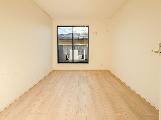 【今どきのこども部屋】  昨今のトレンドになりつつあるのが、広過ぎず、快適すぎない子ども部屋。勉強と寝るだけの部屋にすることで閉じこもりがなくなり、リビングで過ごす時間が増えると言われていま…