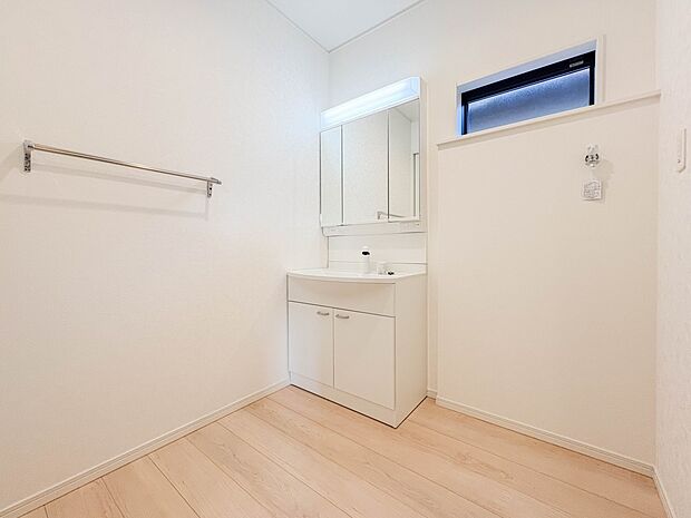 【洗面台】 十分な大きさの洗面台は、身だしなみチェックや歯磨きなど、朝の慌ただしい時間でもホテルライクなスペースで余裕とゆとりを感じて頂けます。