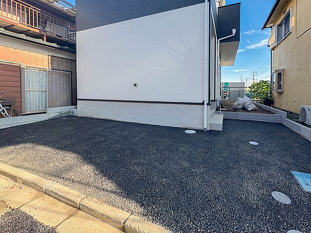 【駐車場】毎日の生活にマイカーが必須という方は、購入を検討する際、駐車場があることは大事な条件です。毎日の通勤や家族の送迎、買い物やお出かけなどクルマのある暮らしを満喫したい方は要チェック。…