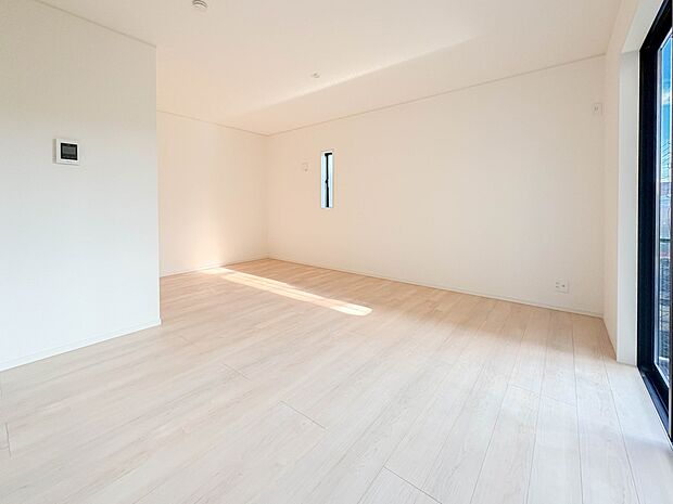 【ダイニング】忙しい朝でも家族揃って食事をしたいゆとりあるダイニングスペース。