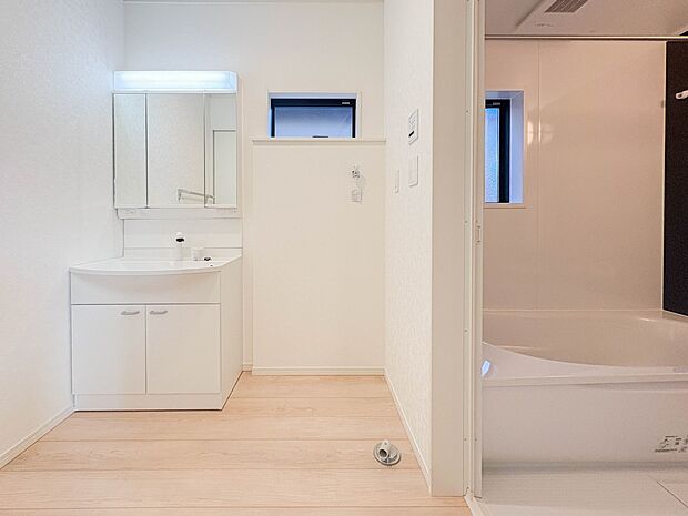 【脱衣所】洗面所は小さなプライベートスペース。歯磨き、洗顔と毎日施す個人空間。