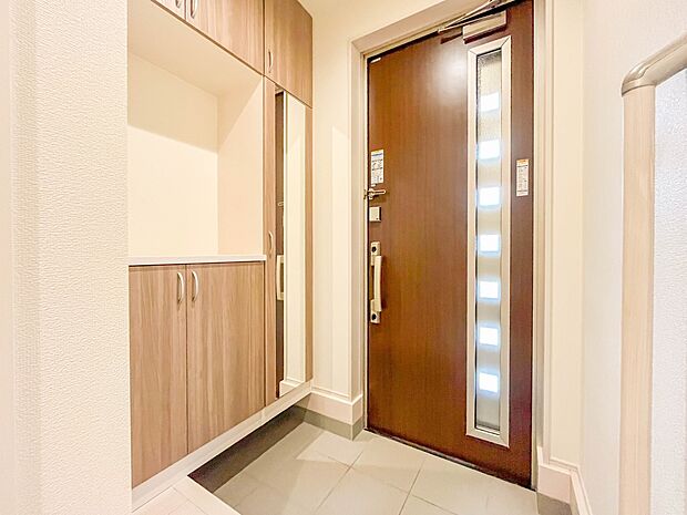 【玄関】玄関はおうちの顔と言われます。玄関アプローチは、外観デザインの印象を左右します。ご家族の個性を出しながら、素敵な玄関でお客様をお迎えしてください。