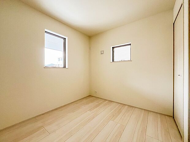 【子供部屋4.12帖】お子様のお部屋にぴったりなクロークを備えた洋室です。