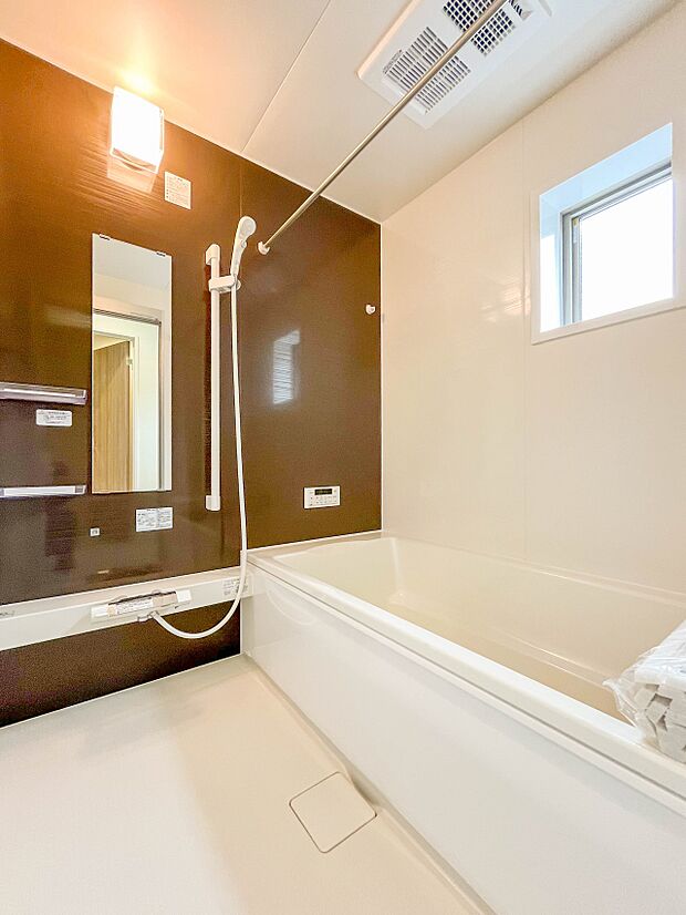 【浴室】浴室は一日の疲れを癒す場所だから、家族みんながゆったりできる快適設計。追い炊き機能付きオートバス。安定した温度で、いつでも快適に入浴できます。