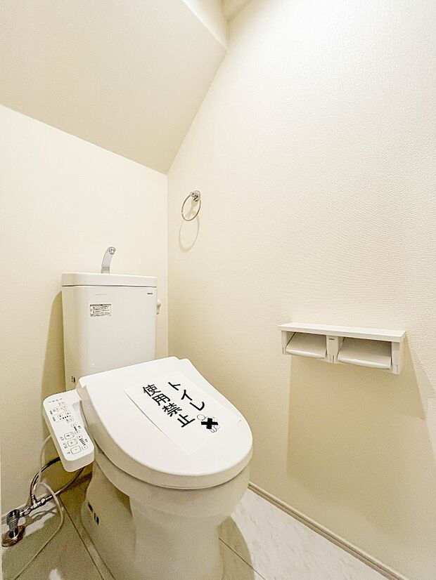 【トイレ】ウォシュレット付。快適で衛生的な洗浄機能付温水シャワートイレです。