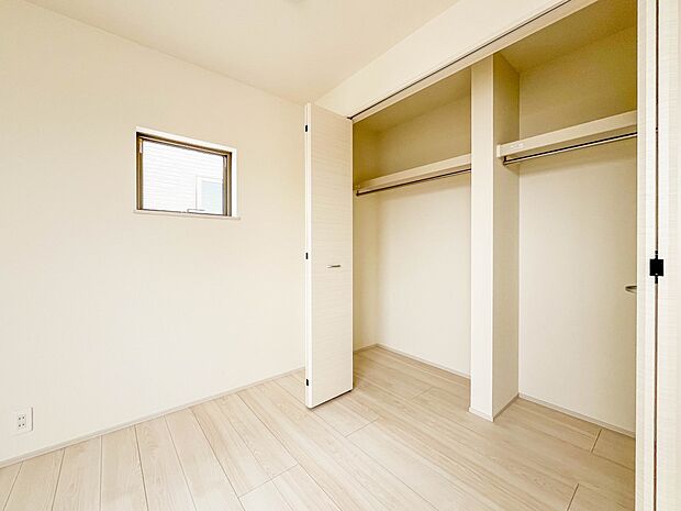 【CL(クローゼット）】  壁面クローゼットのメリットは、衣類が横一列に並ぶためひと目で洋服が選びやすいこと。衣類をたくさんお持ちの方も、限られたスペース内に無理なく収納することができます。…