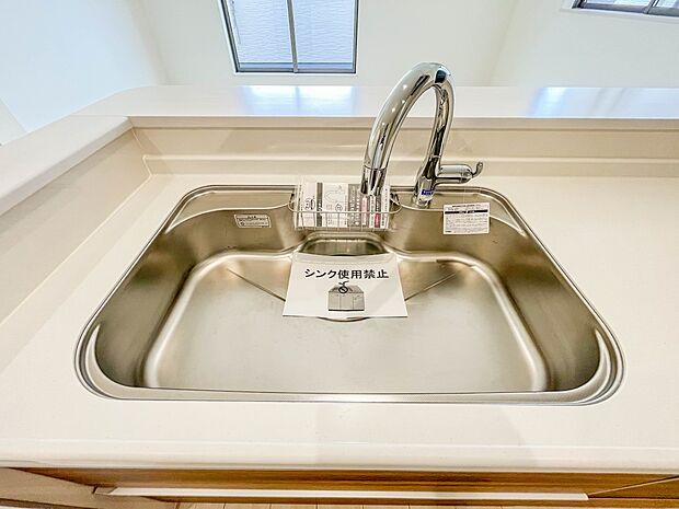 【浄水器一体型混合水栓】  一つの蛇口で「原水（水道水）」「シャワー」「浄水」を切り替えられる、浄水器を内蔵した混合水栓です。浄水は、水栓本体の首部分に付属のカートリッジをセットして使用しま…