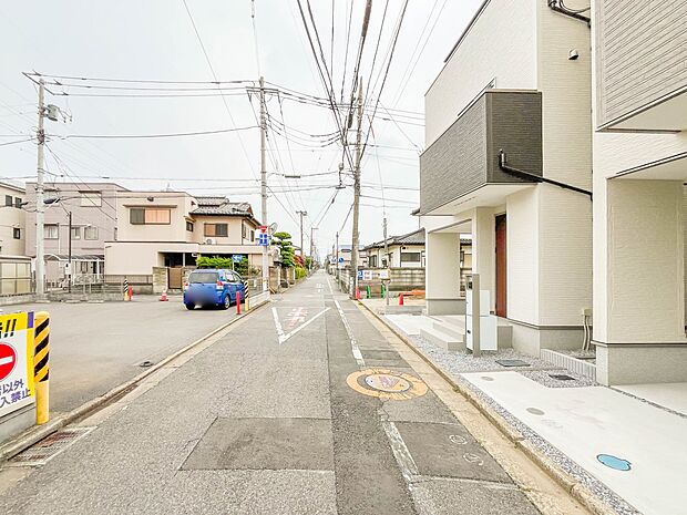 【前面道路5ｍ】車の通行が少ないので、静かな住環境を維持することができます。