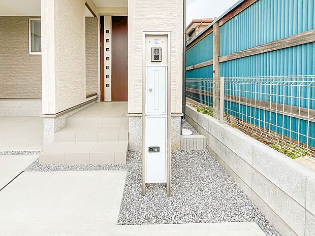 【郵便ポスト】シンプルかつシャープな郵便ポスト。