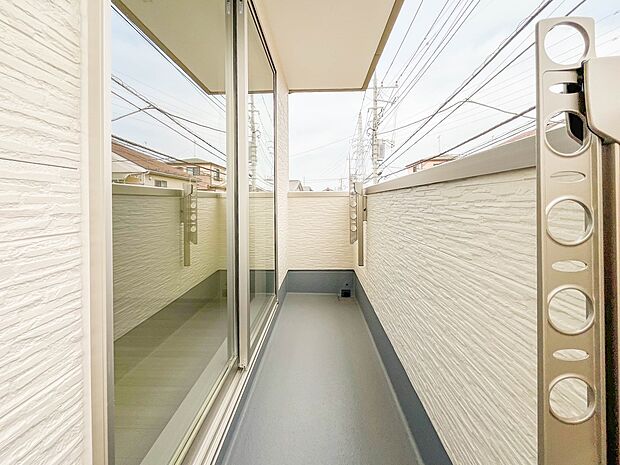 【バルコニー】  バルコニーから差し込む陽光・通風は、住環境・快適性と共に有り続ける貴重な「財産」です。