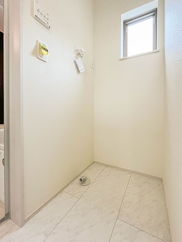 【ランドリースペース】毎日使う洗濯機。しっかりと奥行きのある置き場が確保されています。