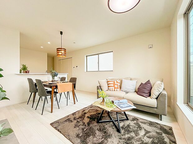 【LDK15.87帖】爽やかな日差しが差し込む明るいリビングです。