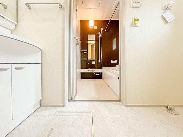 【脱衣所】洗面所は小さなプライベートスペース。歯磨き、洗顔と毎日施す個人空間。