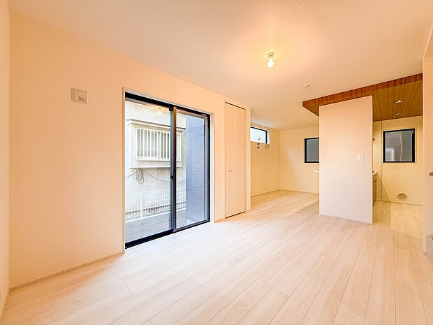 【LDK16帖】 整然とした空間演出、快適な理想の暮らしの実現は家のみの拘りではなく、そこで暮らす方々にとって素敵な環境であることも挙げられると思います。四季折々の変化が奏でる鼓動を楽しんで…