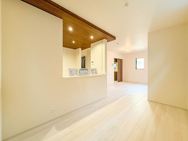 【LDK16帖】会話でホッとコミュニケーションできるリビング。料理でホッとハピネスになるキッチンなど。人をホッとさせる最新設備・仕様を採用しています。