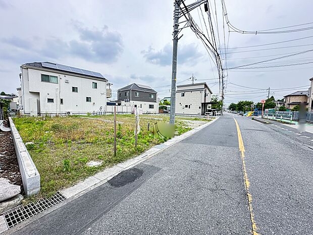 【前面道路】家の前をまっすぐの通りが走っている。クルマは少なく、人々は毎朝、ウォーキング、ジョギング、犬の散歩など、フリーな朝時間を過ごしている。