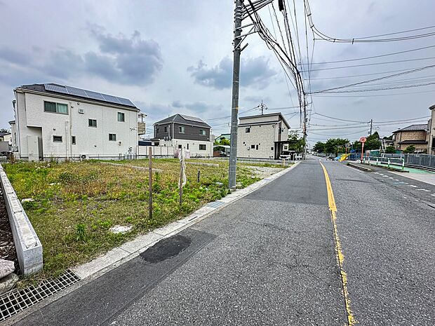 【前面道路】陽当りや通風性など各所に施された工夫で住みやすさを実現。部屋の大きさや周辺環境・街並など、資料には掲載していない情報が現地にはたくさんございます。是非ご確認下さい。